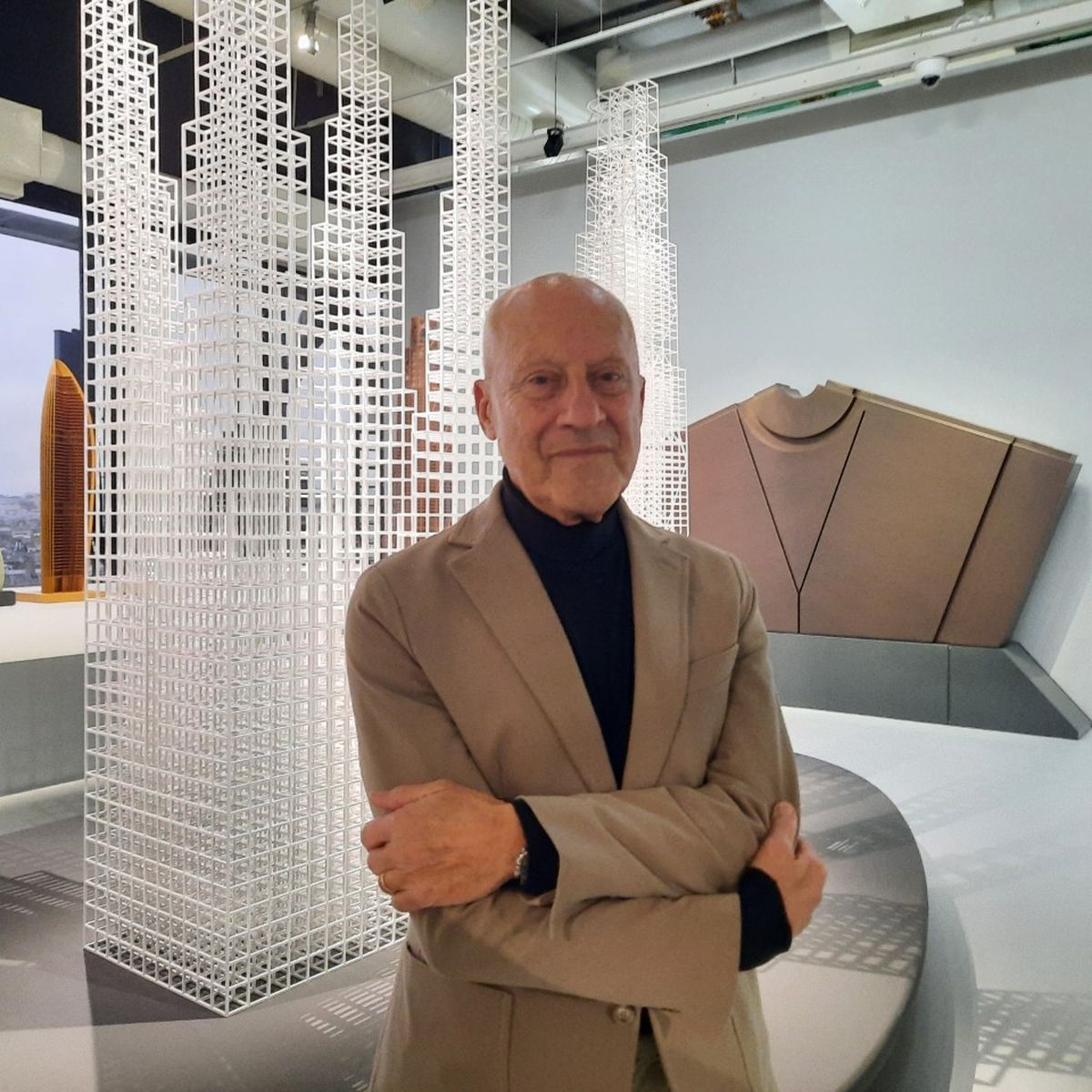 norman foster bras croisé